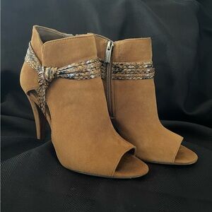 Womens Vince Camuto Annavay Suede Booties Size 6 1/2.